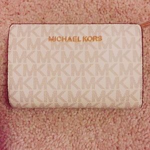 ⛔️Sold⛔️Michael Kors wallet